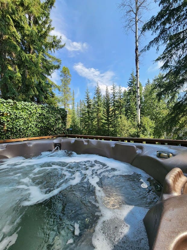 It's Hot tub time at Fireloge, The Blaeberry Base